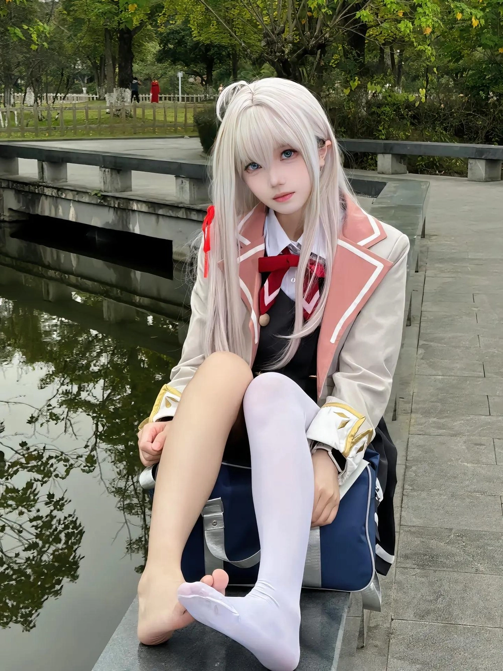 cosplay arya bàn bên 