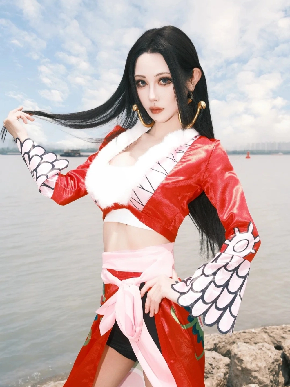 boa hancock bikini cosplay trên bãi biển