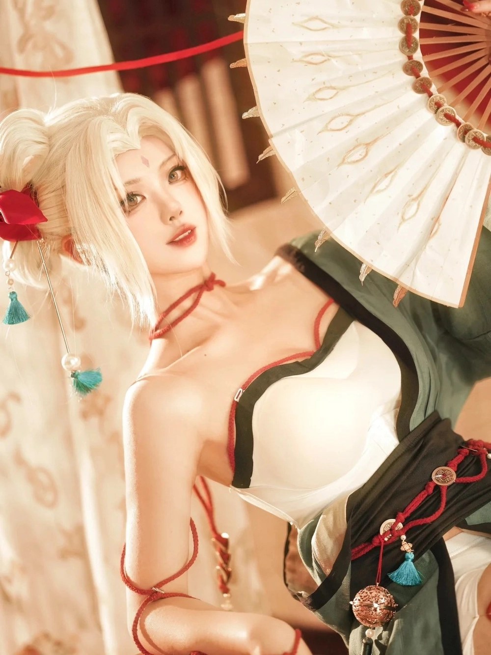 cosplay tsunade góc nghiêng thần thái