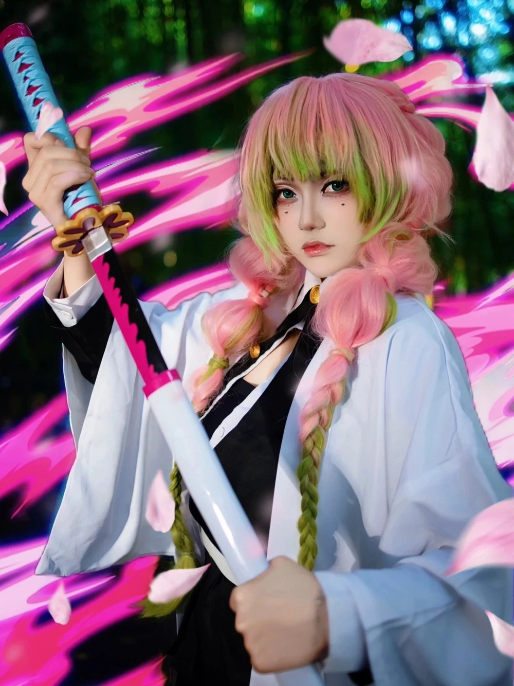  cosplay Mitsuri hút mắt