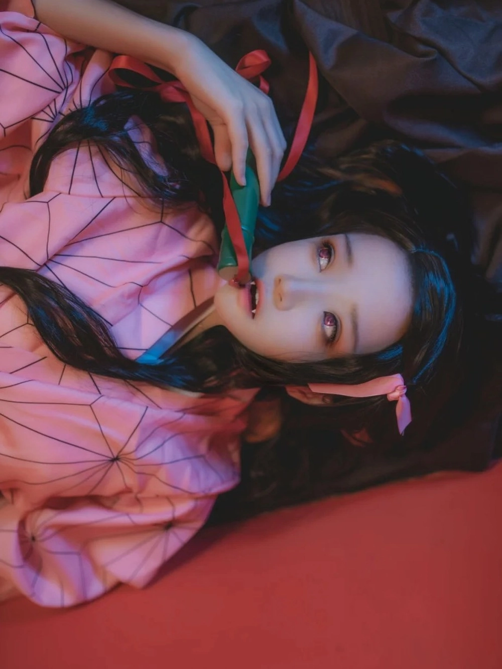 nezuko cosplay với mắt đỏ rực 