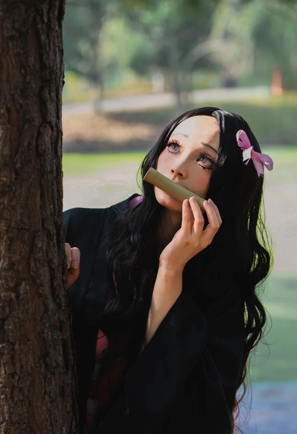 cosplay nezuko dễ thương đang ngậm ống tre 