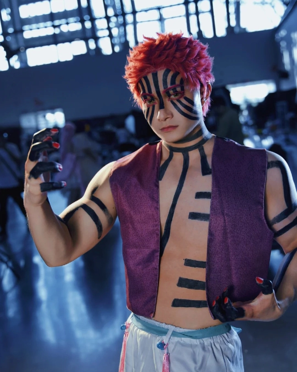 akaza demon slayer cosplay tại hội chợ cosplay