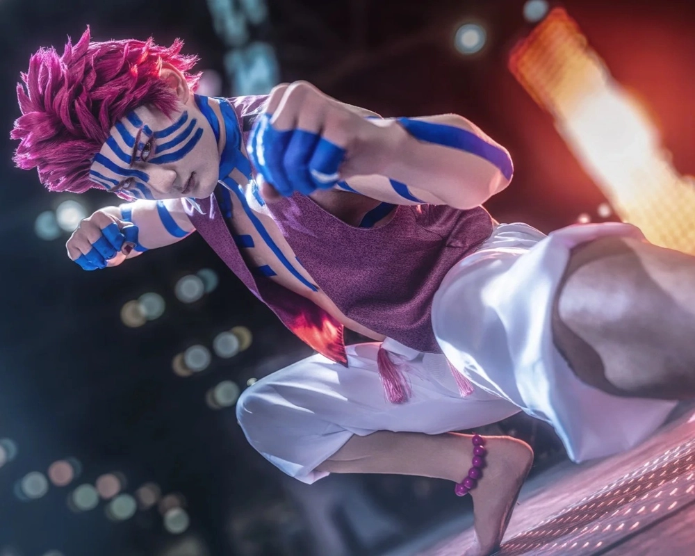 cosplay akaza demon slayer đầy màu sắc