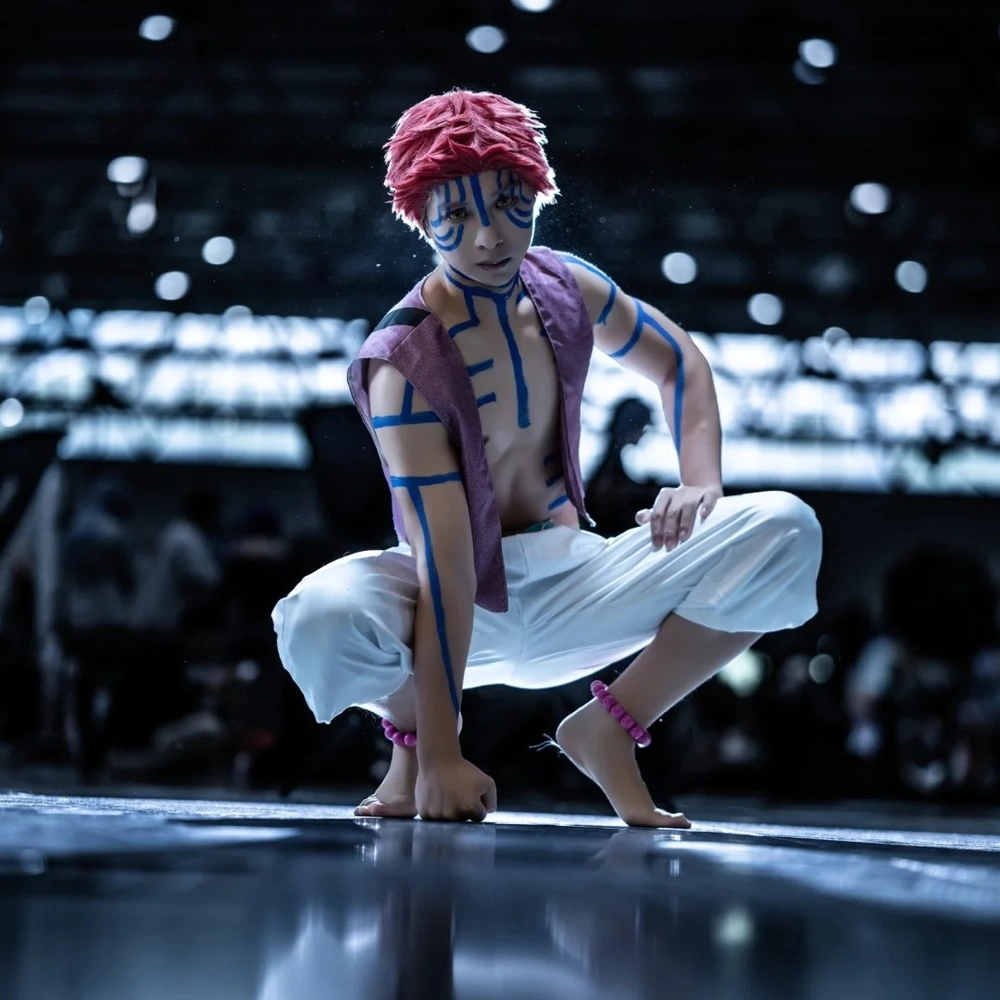 female akaza cosplay với trang điểm tỉ mỉ
