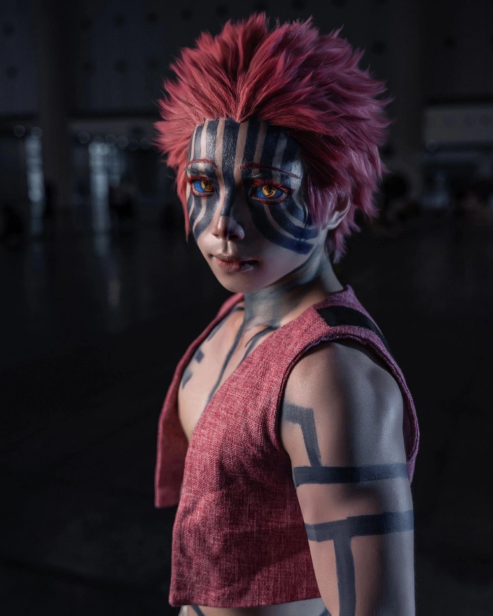akaza cosplay demon slayer với hoa văn độc đáo