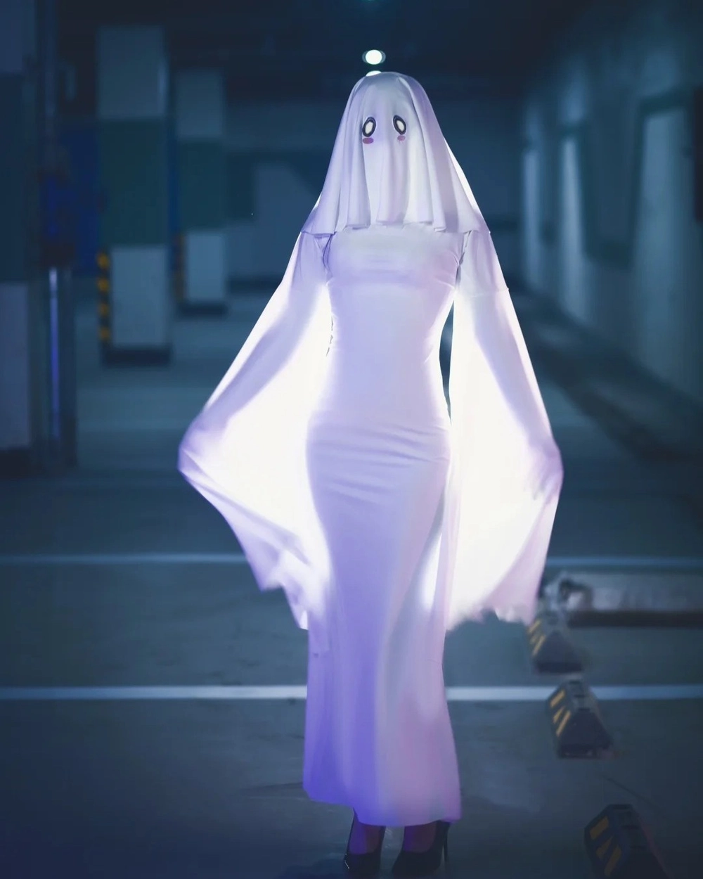 gái xinh hóa trang con ma trắng