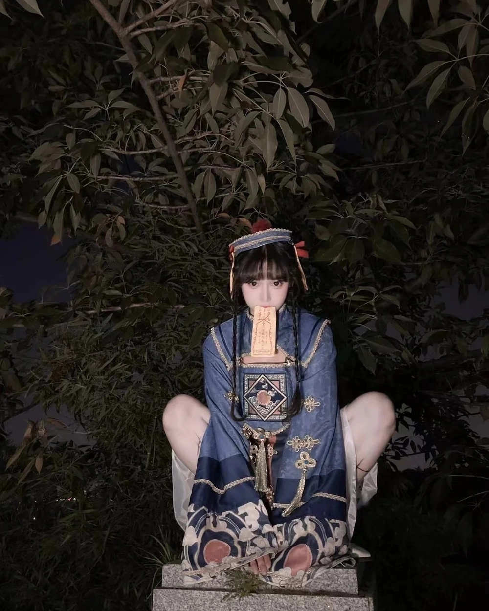 cosplay anime ma nữ tóc đen