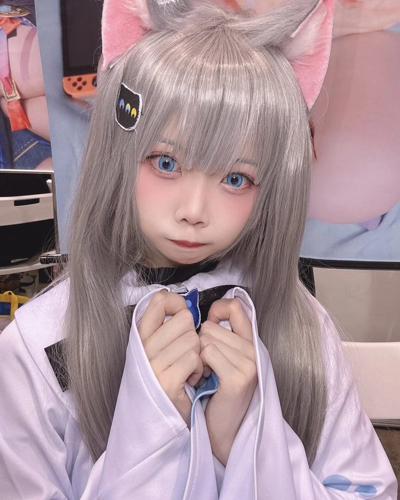 cosplay mèo có đuôi mềm mại