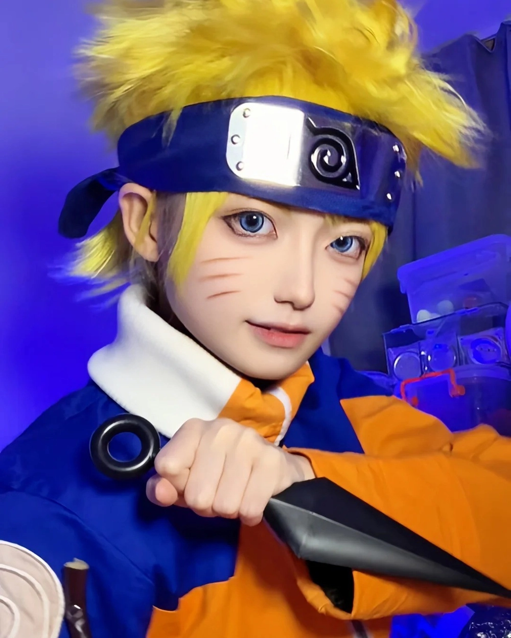 naruto cosplays với đạo cụ kunai