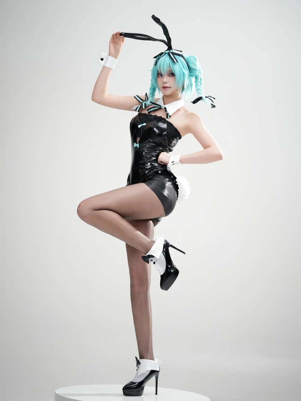 cosplay thỏ trắng gợi cảm