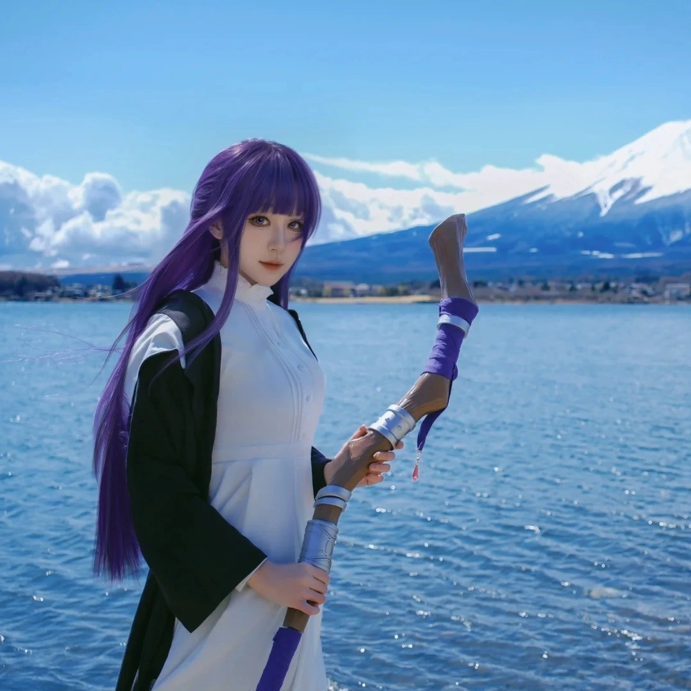 ảnh cosplay fern kèm đạo cụ