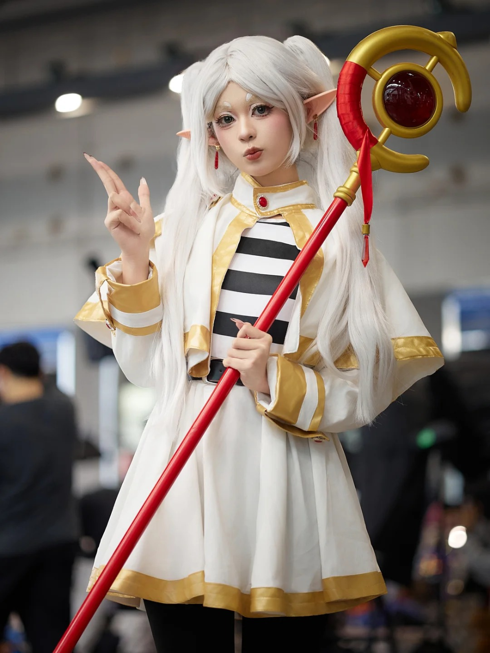 cosplay nhân vật frieren trong sousou no frieren