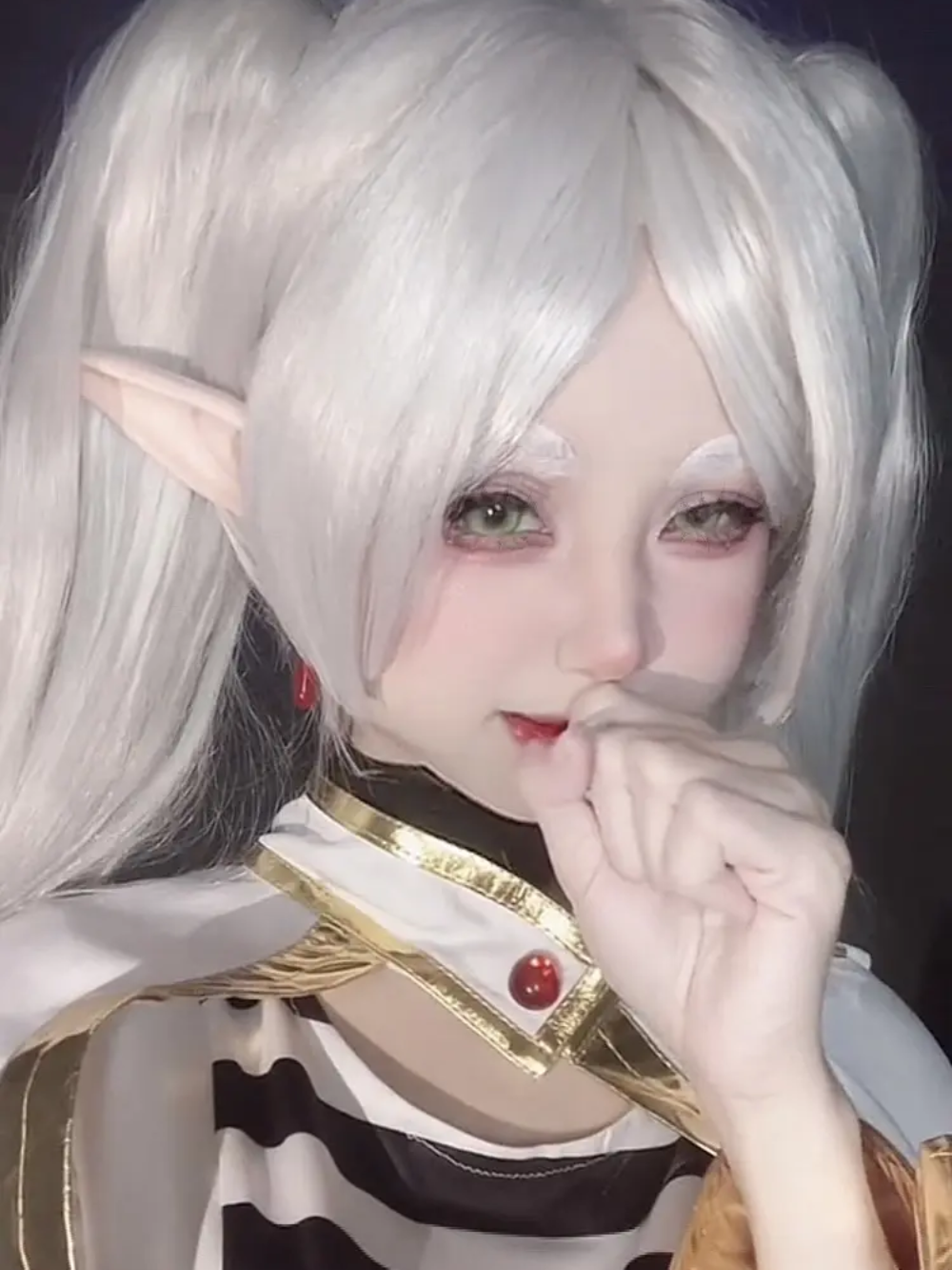 hình cosplay frieren trong thế giới anime