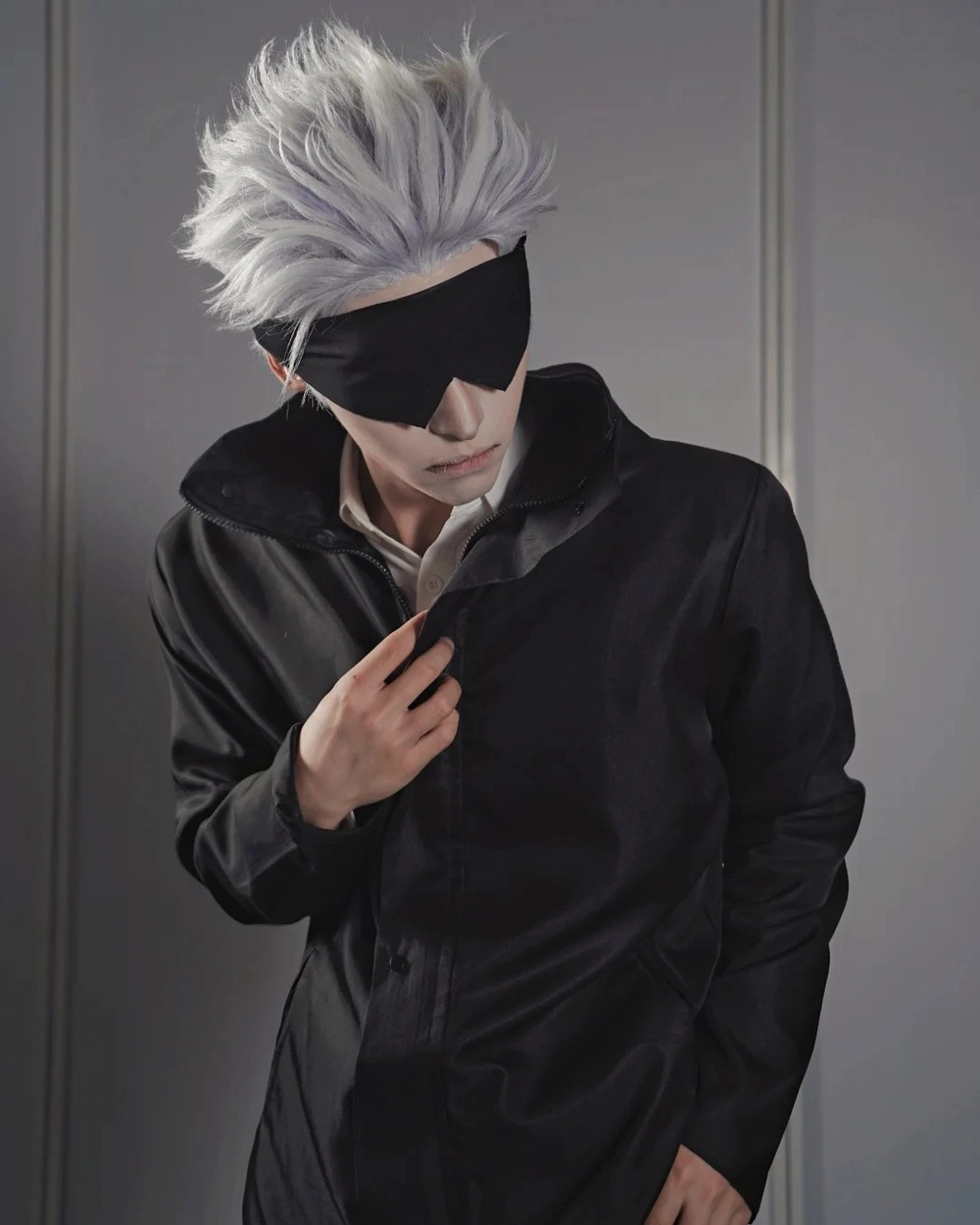 gojo cosplay trong bộ trang phục chính