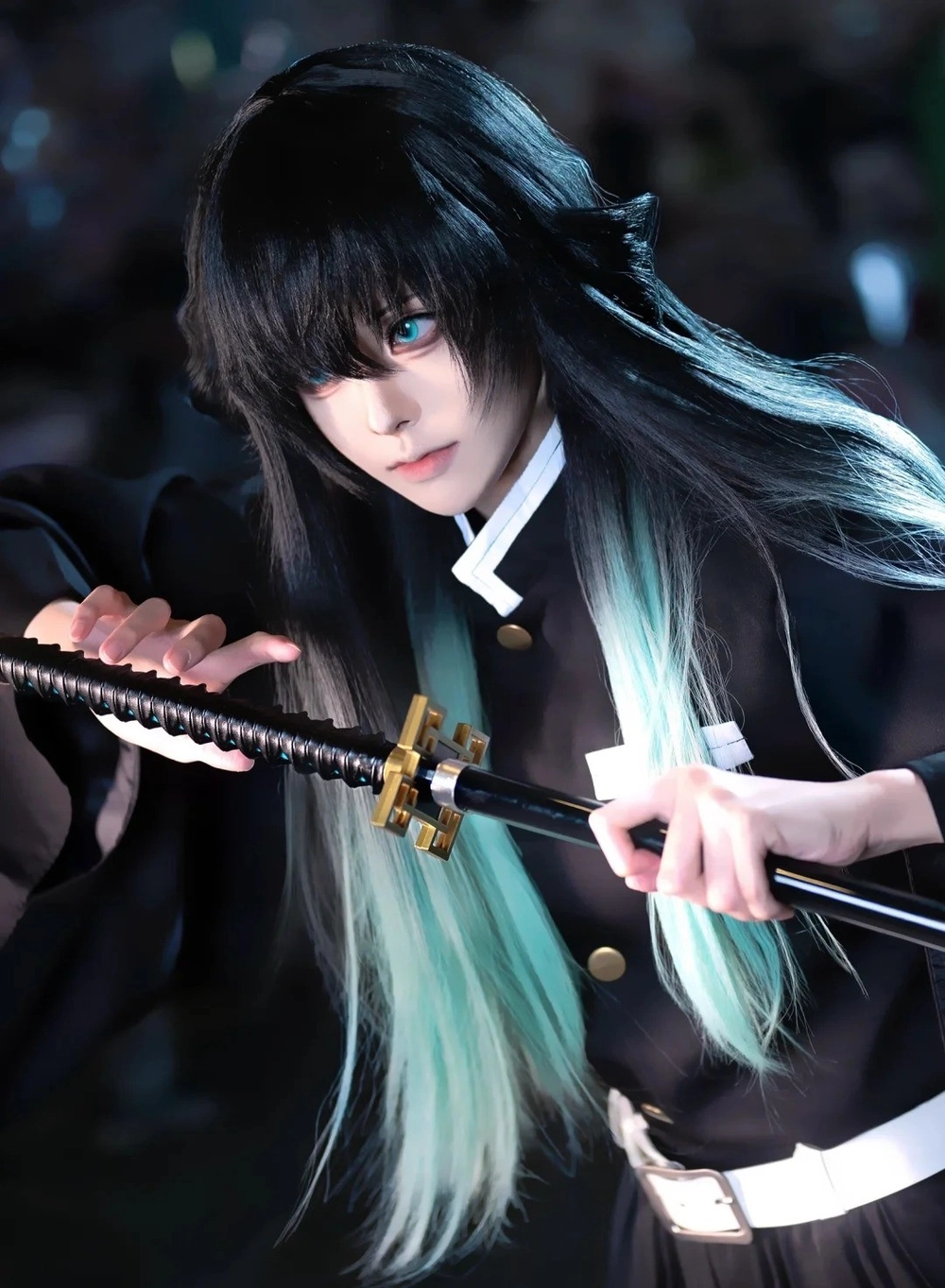 hình cosplay muichirou tạo dáng kiếm sĩ
