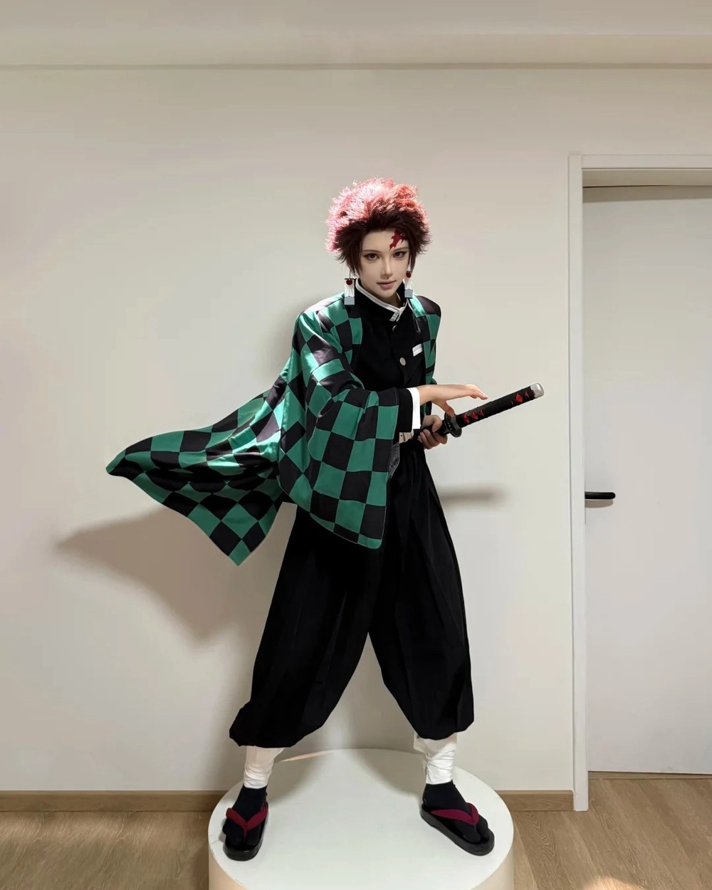 ảnh tanjiro cosplay kiếm sĩ mạnh mẽ 