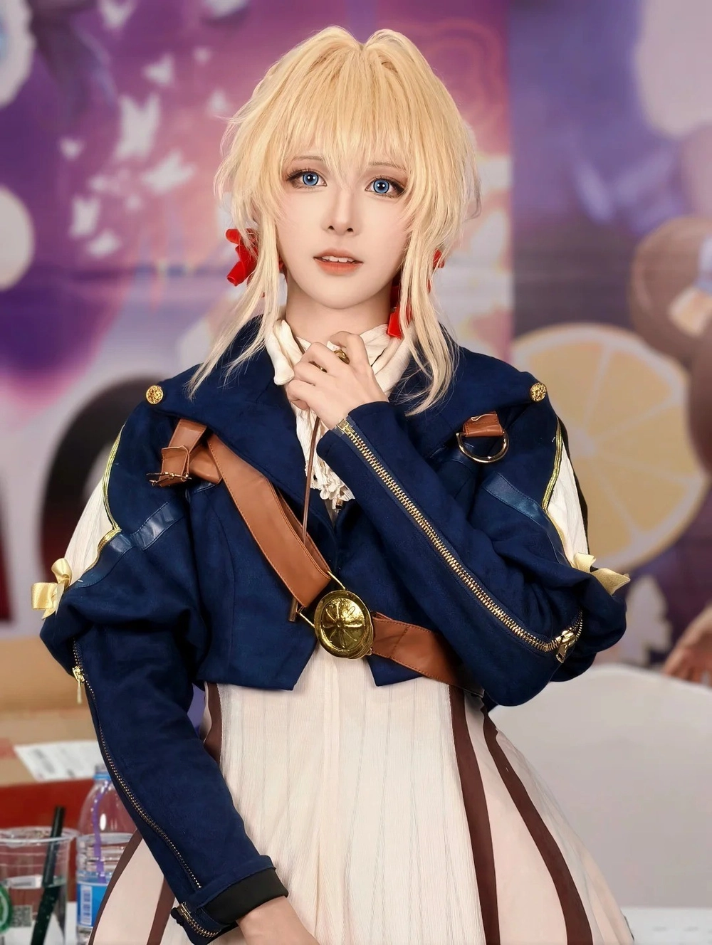 violet evergarden trong trang phục thanh lịch