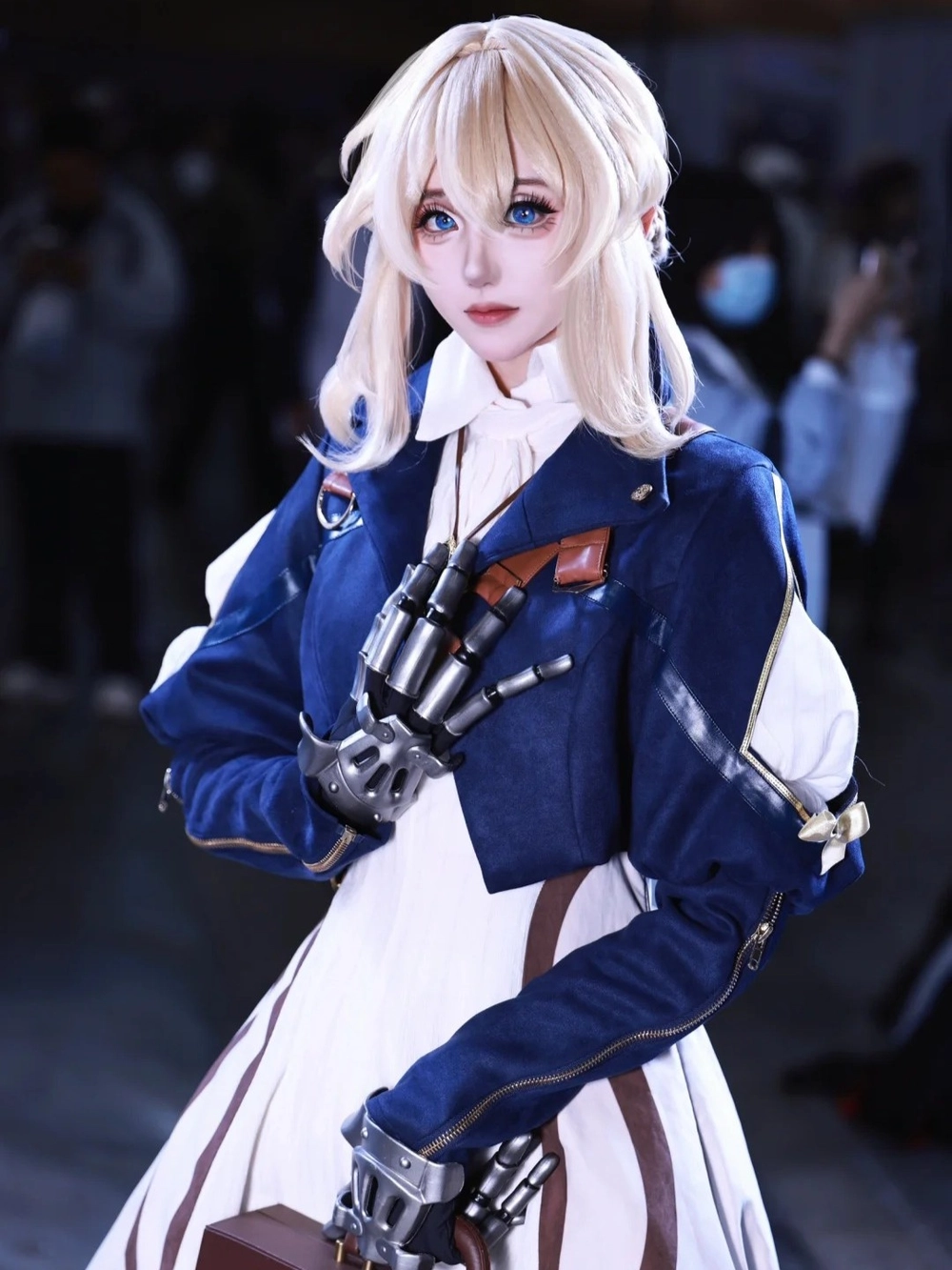 violet evergarden với ánh mắt trầm tư