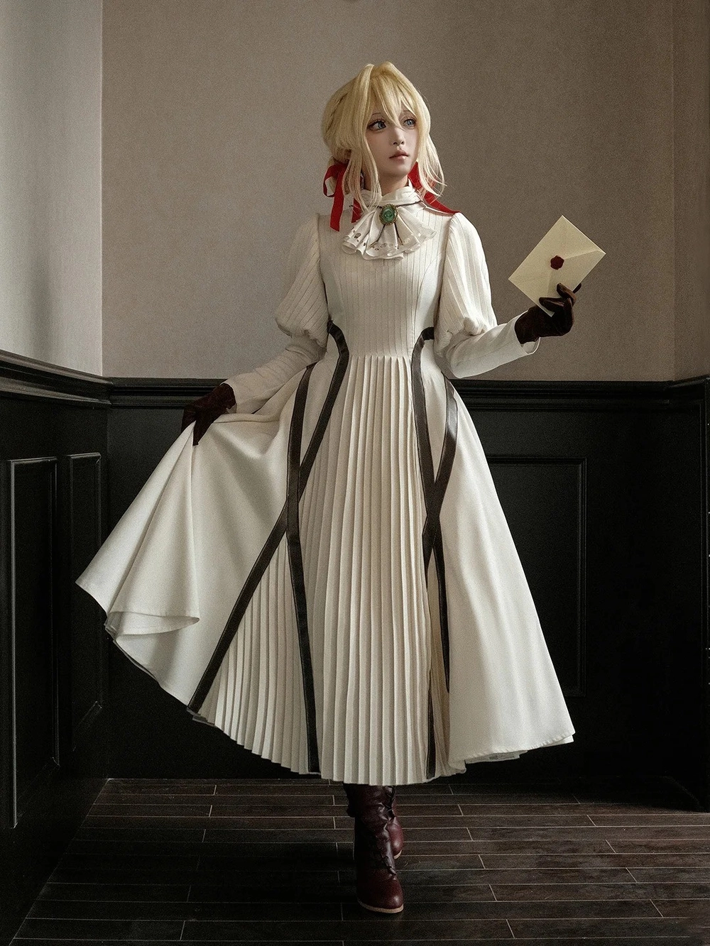 violet evergarden trong trang phục thư ký