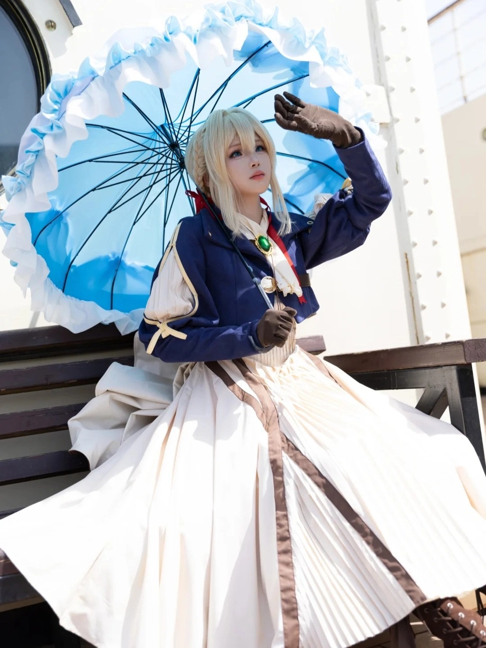 hình violet evergarden dạo quanh phố nhỏ