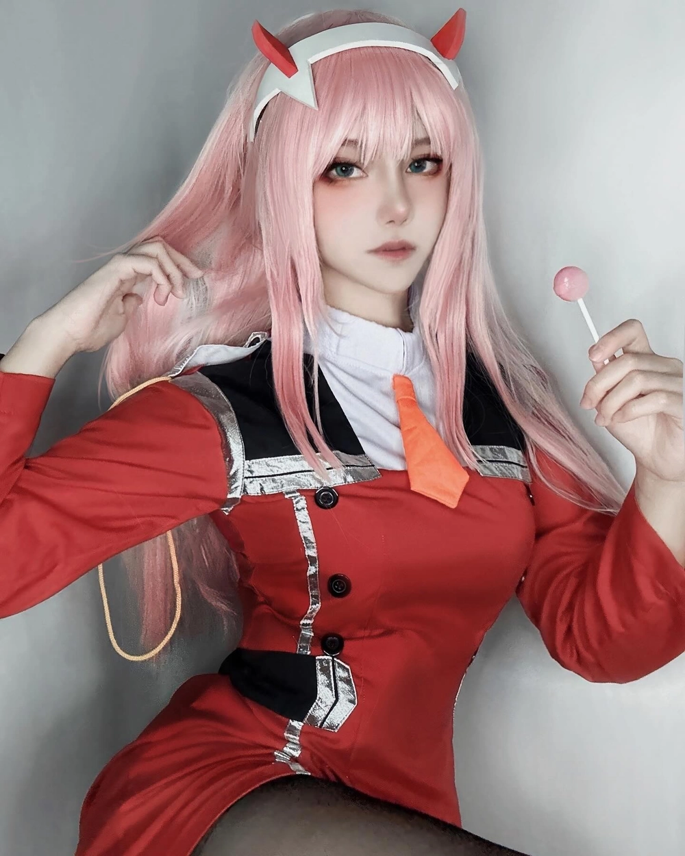 cosplay nhân vật zero two với sừng đỏ