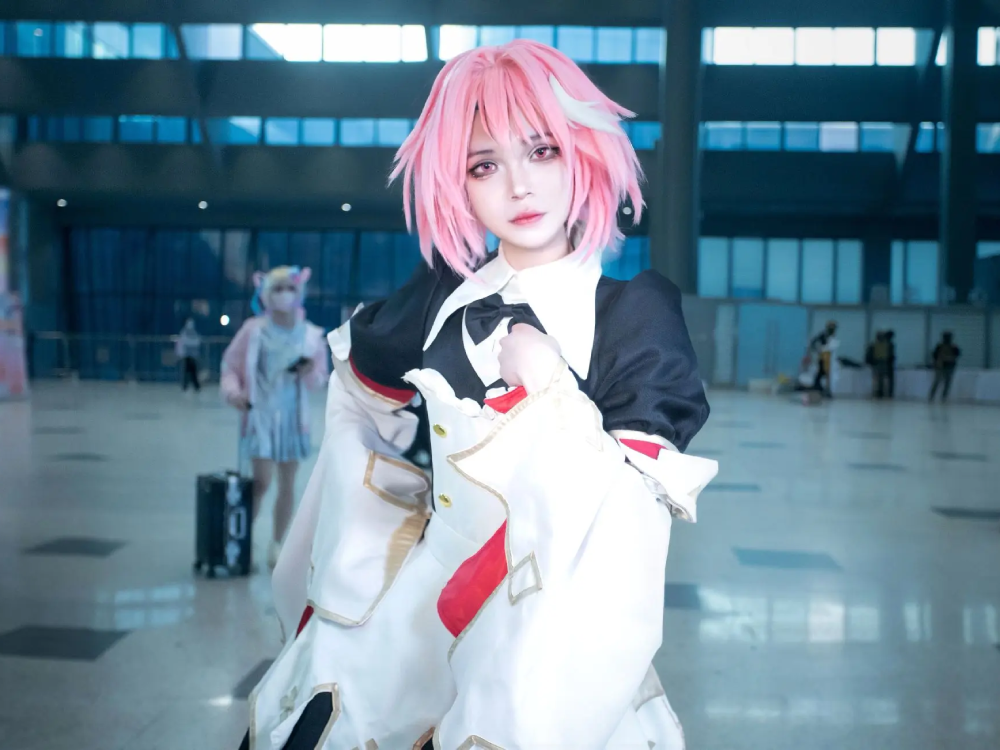 ảnh Astolfo cosplay trong trang phục hồng