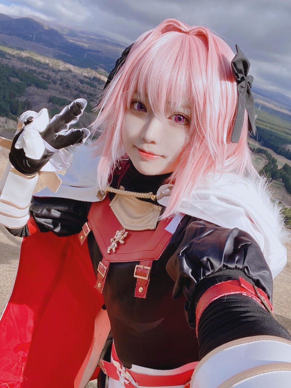 hình cosplay Astolfo tạo dáng đáng yêu