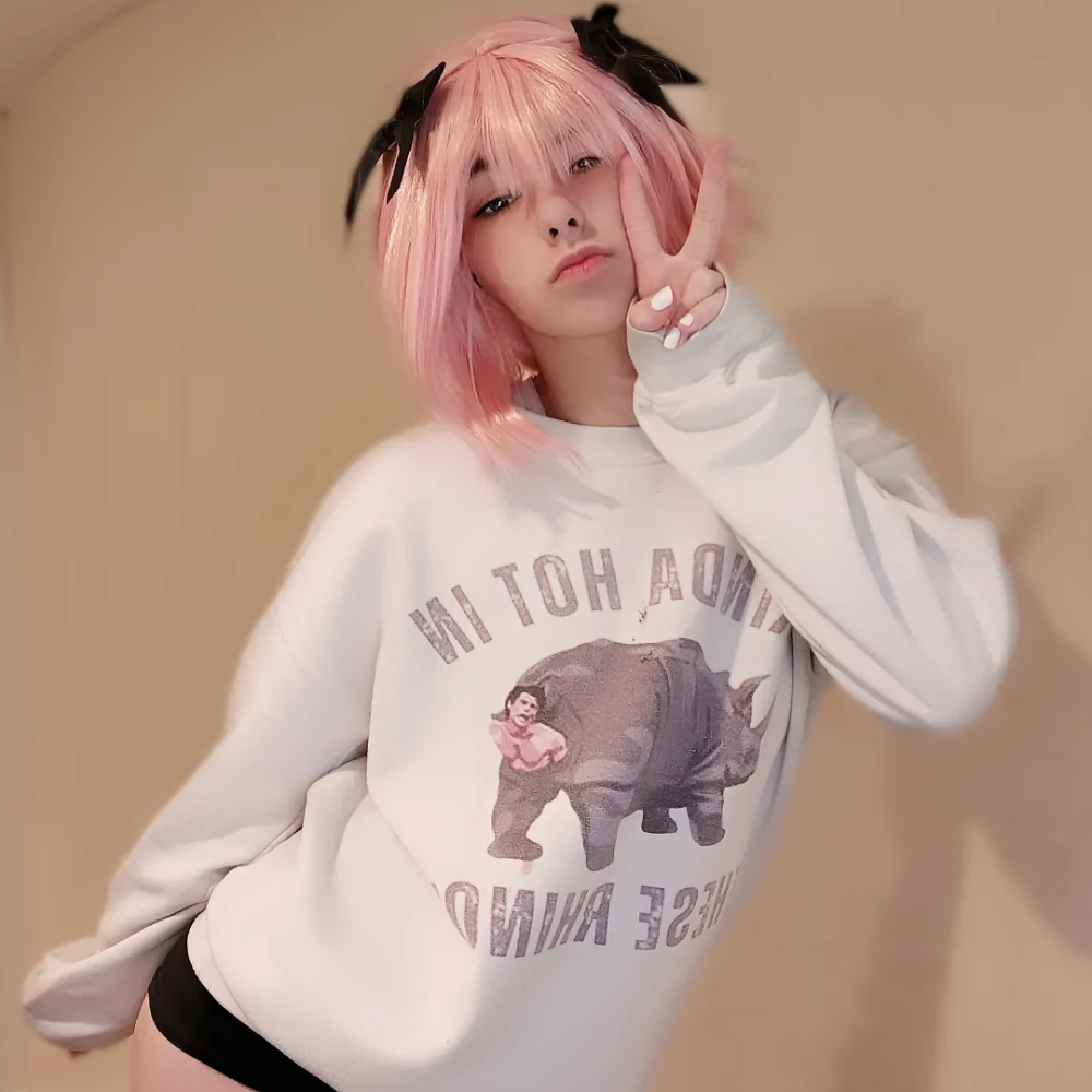 ảnh Astolfo cosplay với tóc hồng đặc trưng