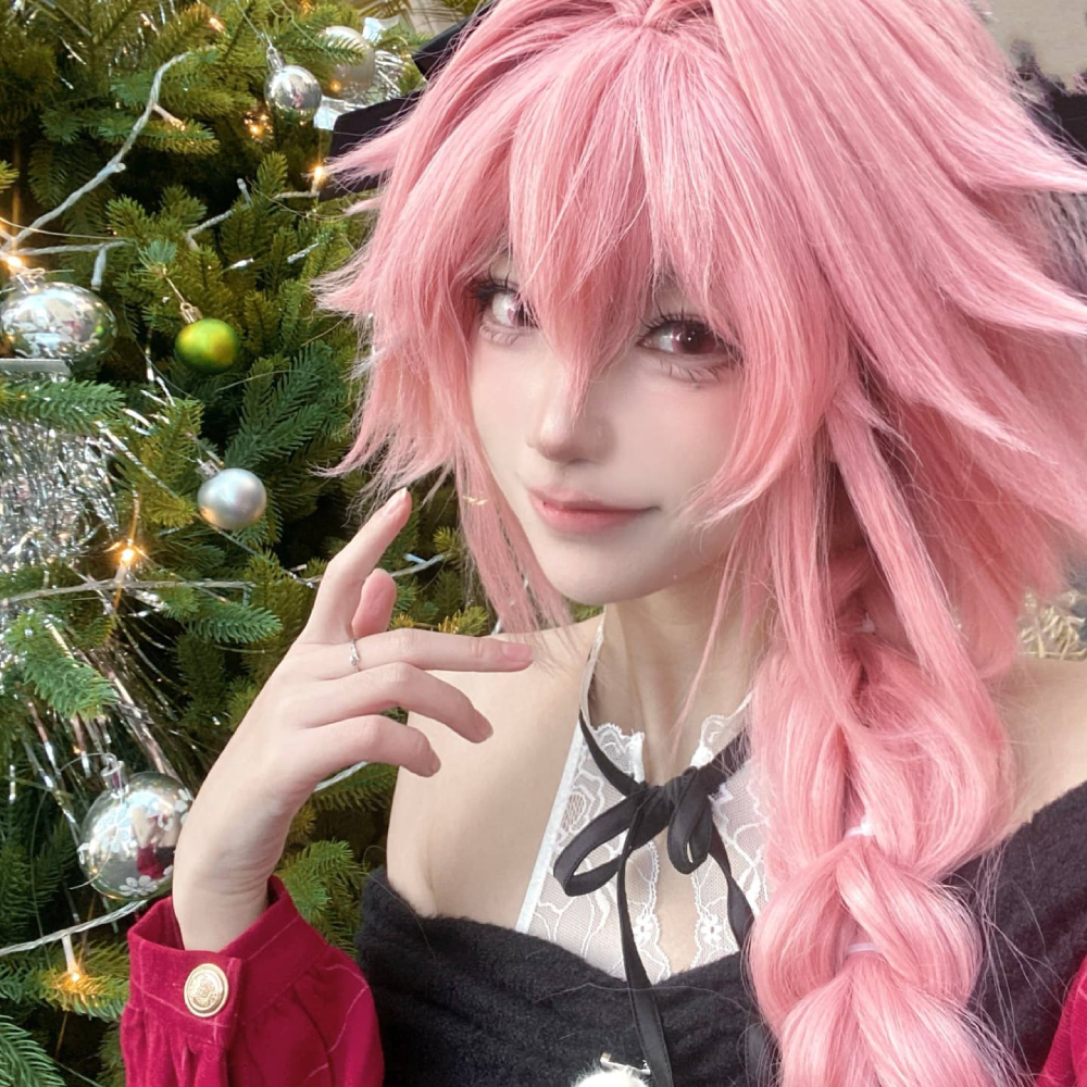 hình Astolfo cosplay chụp ngoài trời
