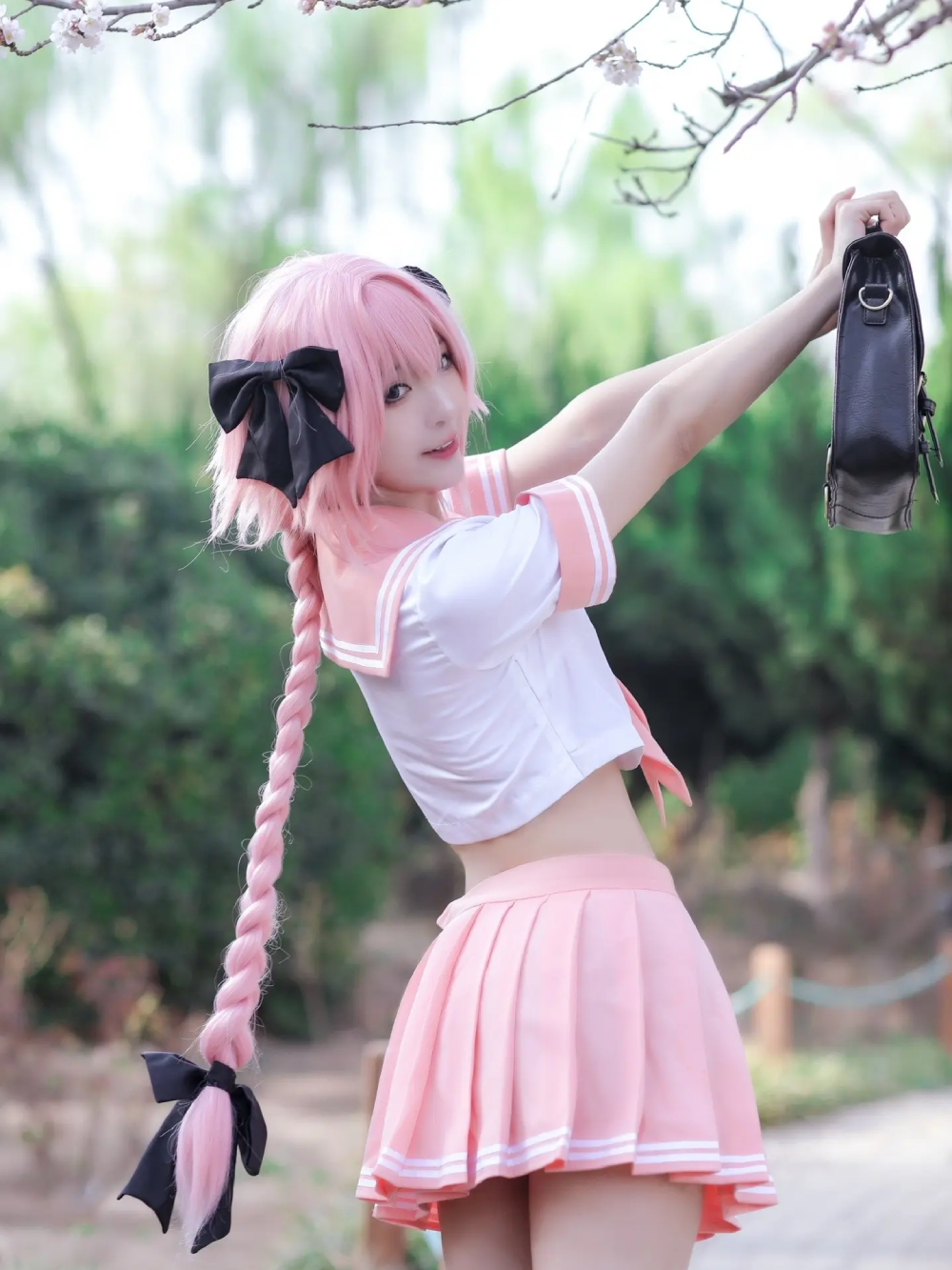 hình Astolfo cosplay diện váy ngắn