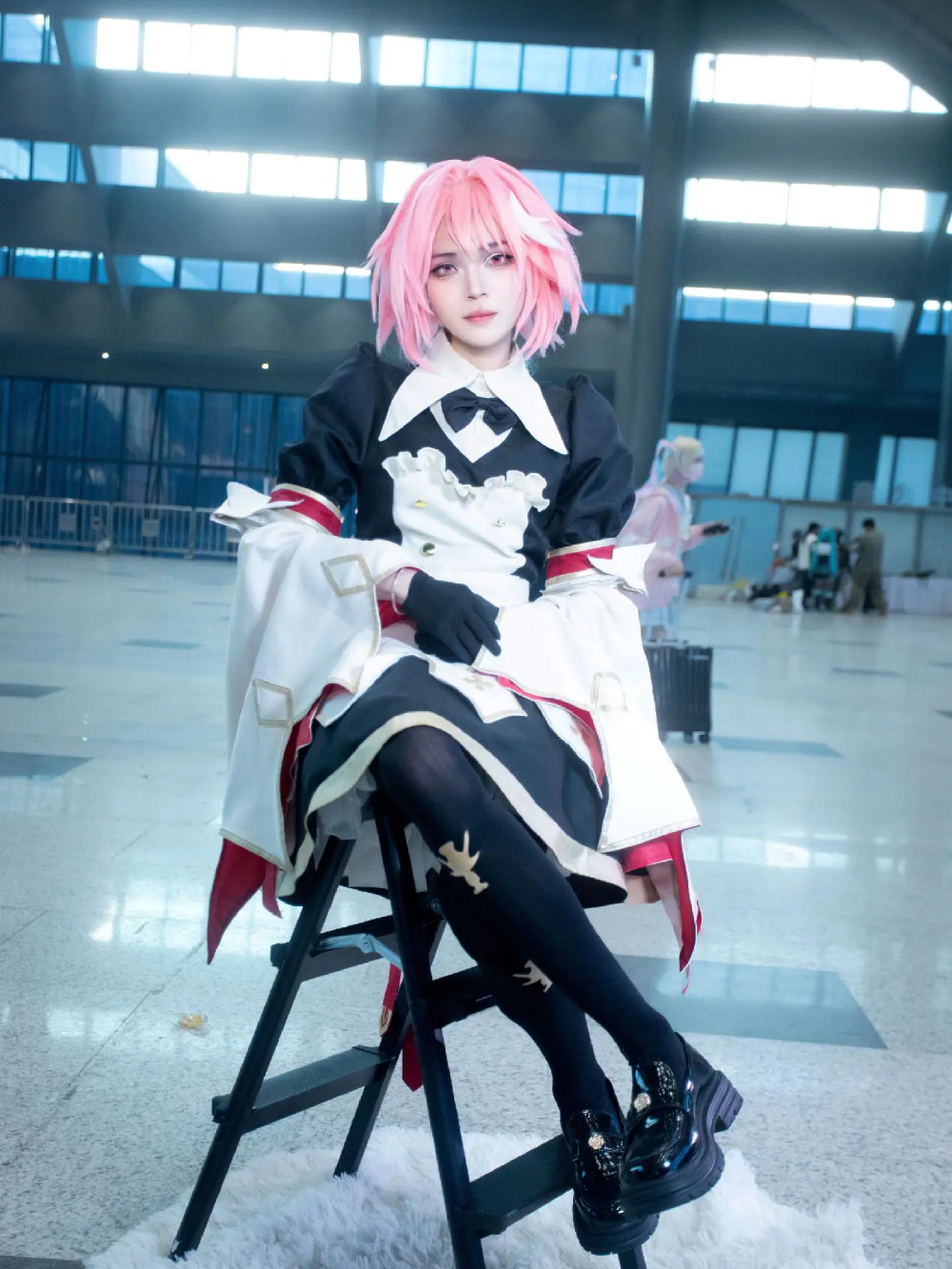 hình cosplay Astolfo với áo choàng