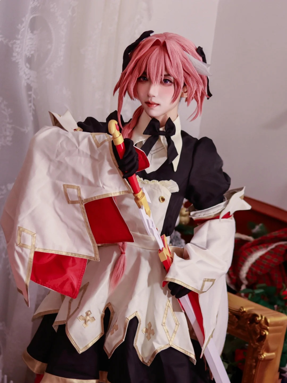 hình Astolfo cosplay chụp cận mặt
