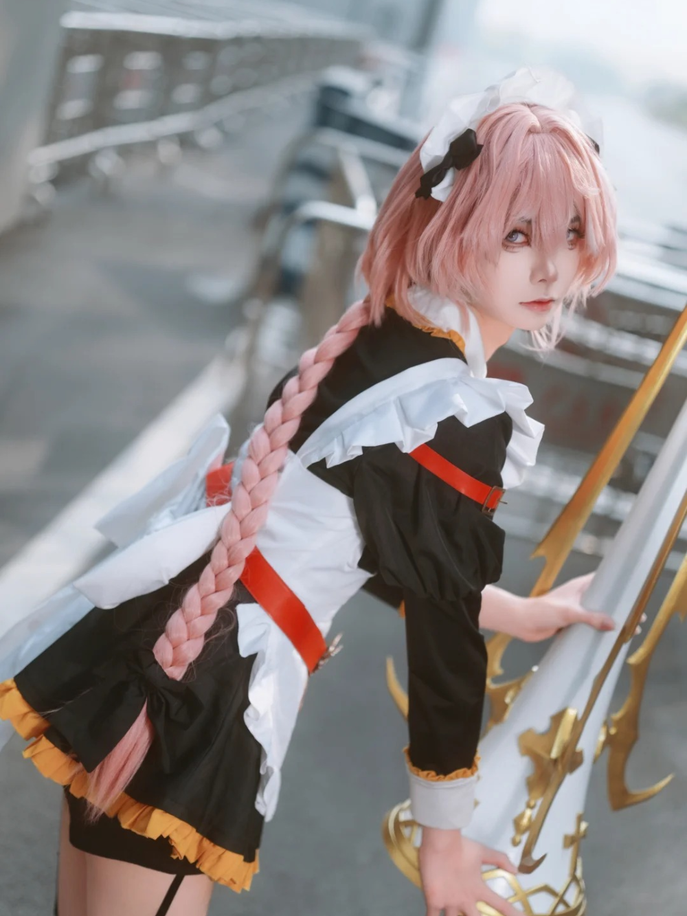hình Astolfo cosplay cầm đạo cụ