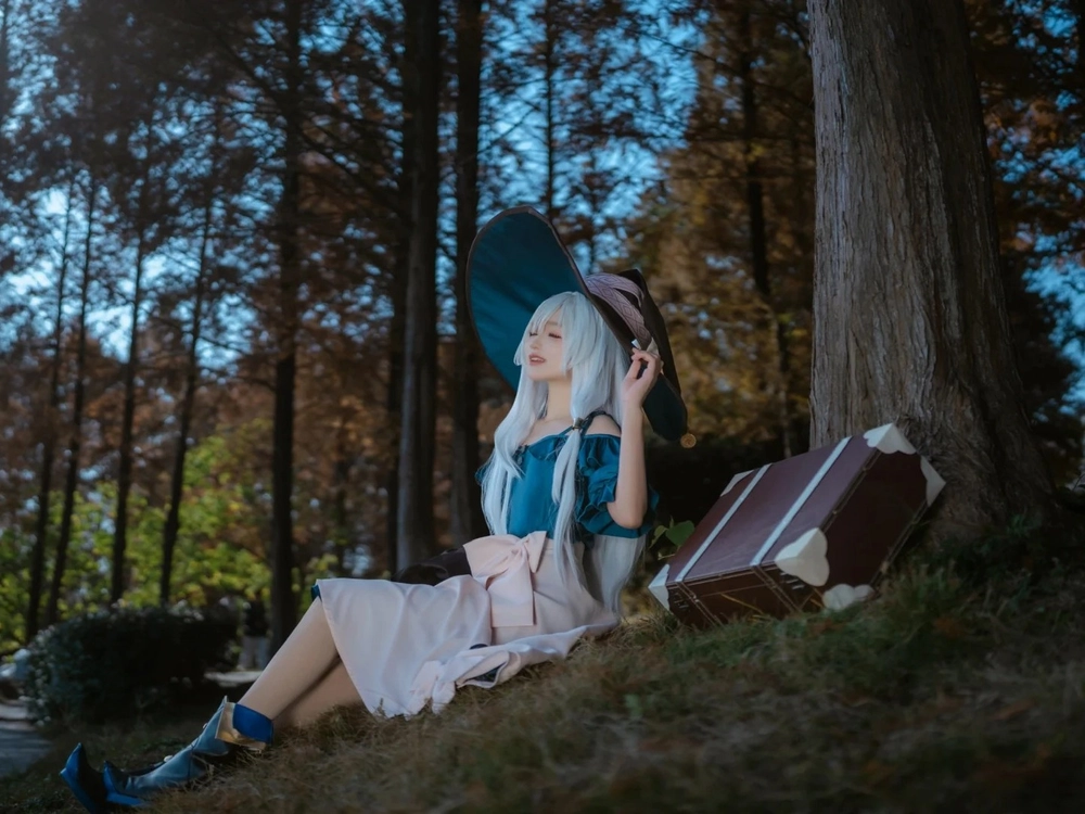 Ảnh elaina cosplay với đạo cụ