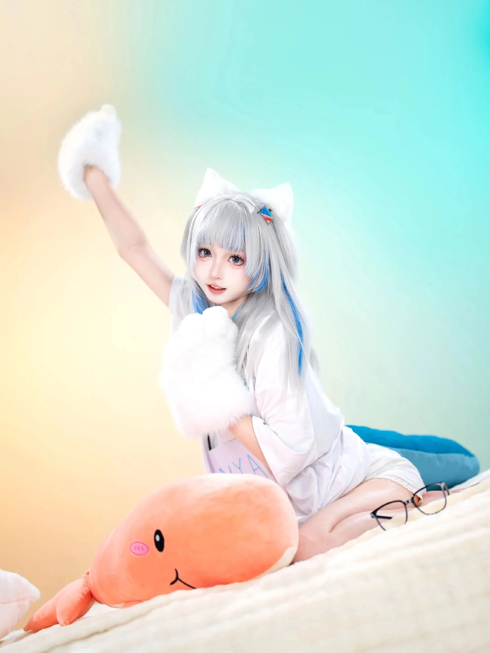 Gura cosplay cá mập