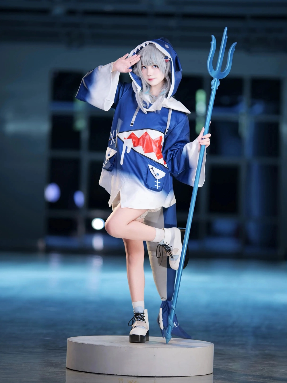 Gawr Gura cosplay nhân vật anime