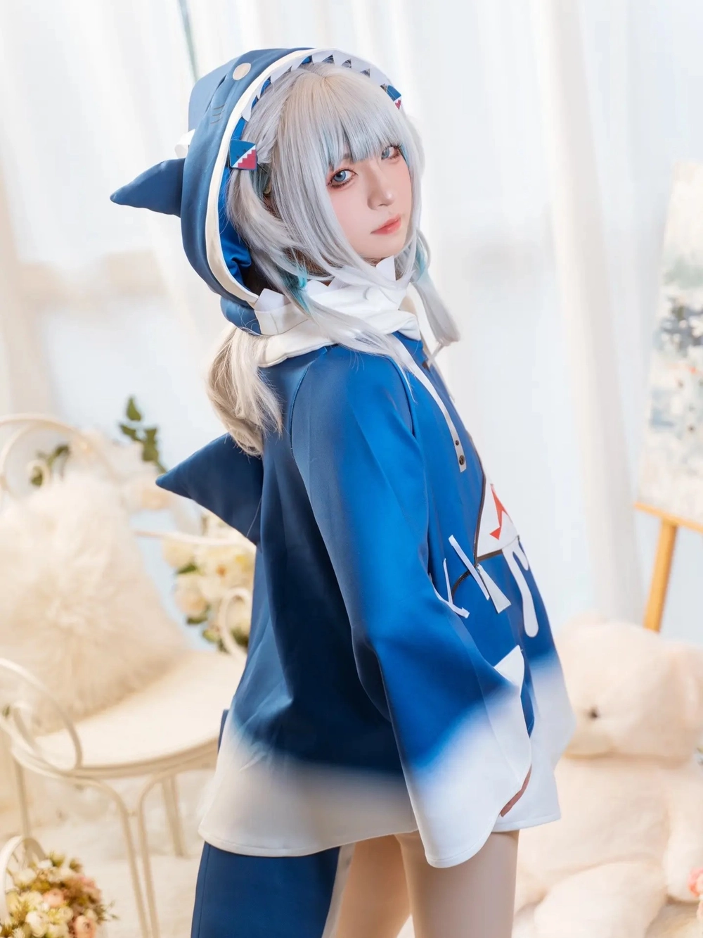 Ảnh cosplay Gura hóa thân nhân vật Gawr Gura