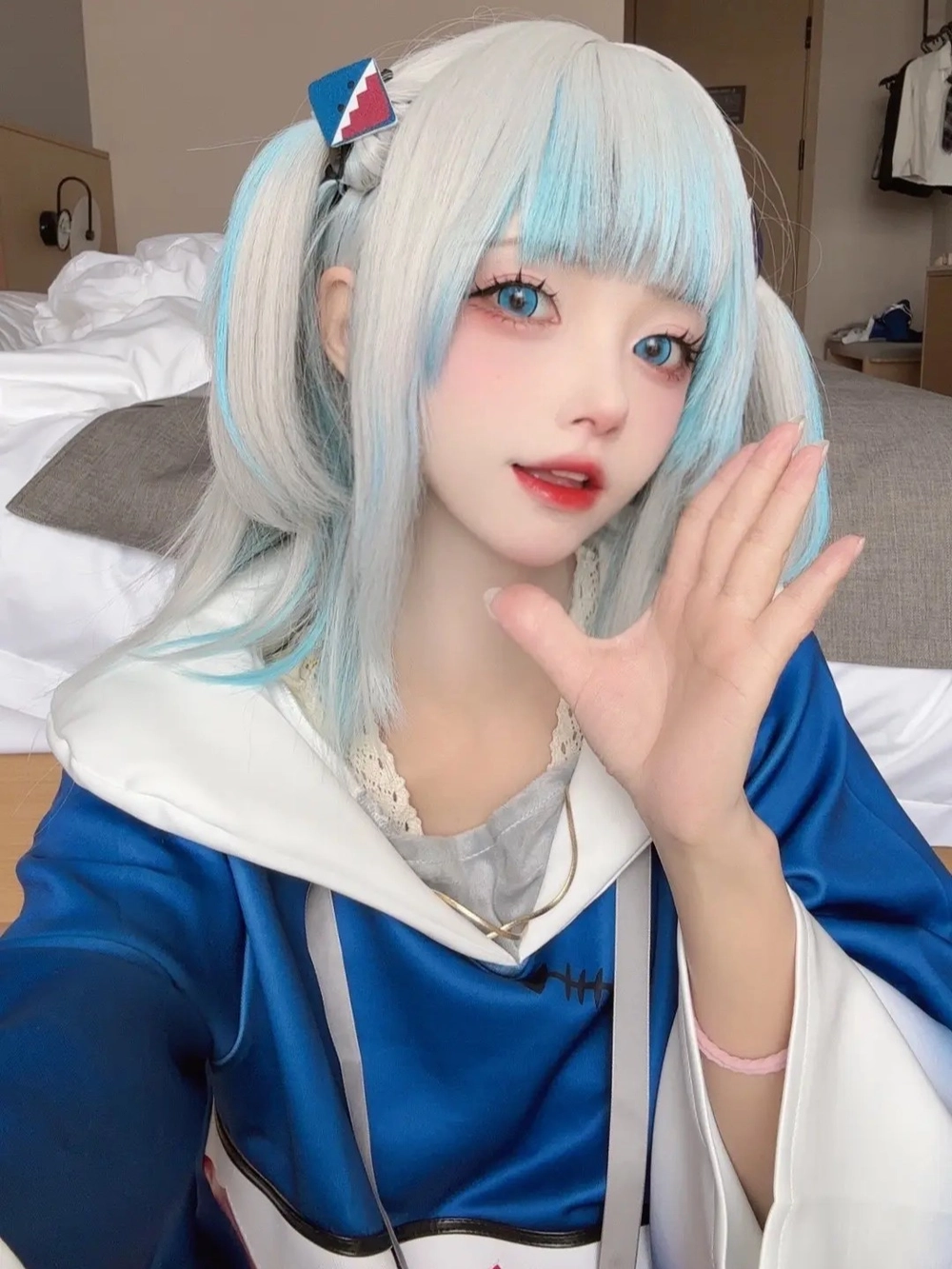 Cosplay Gura trang phục xanh