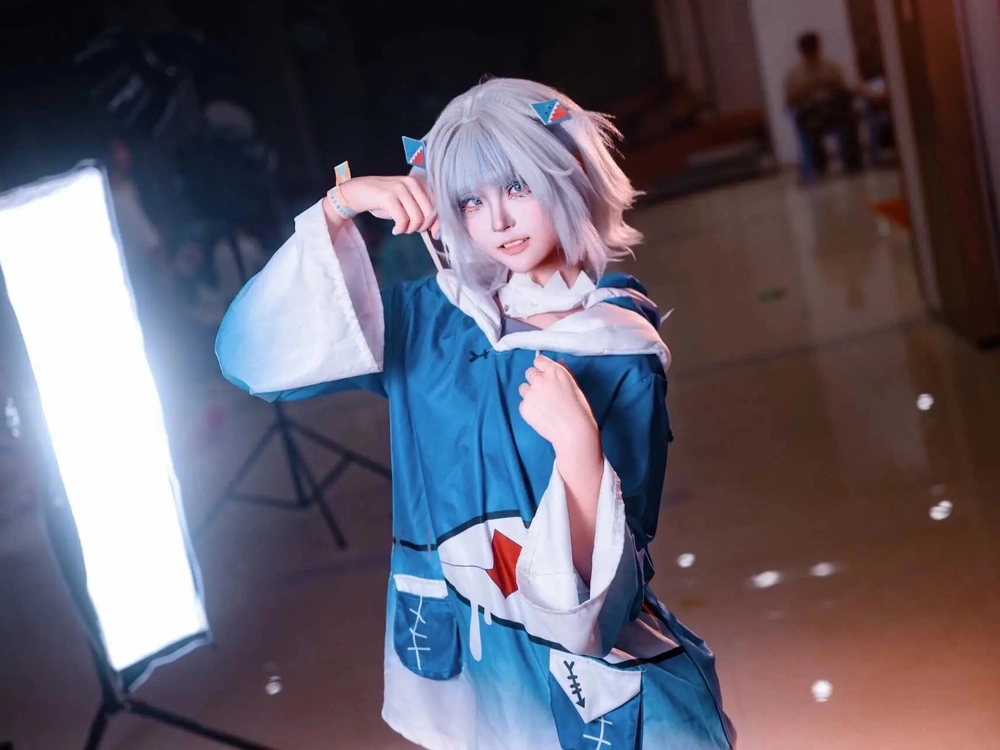 Gura cosplay nhân vật anime