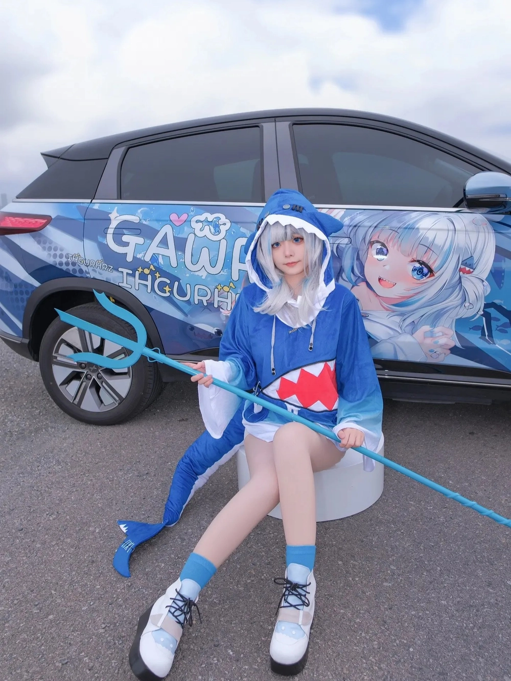 Hình cosplay Gawr Gura với bộ đồ cá mập