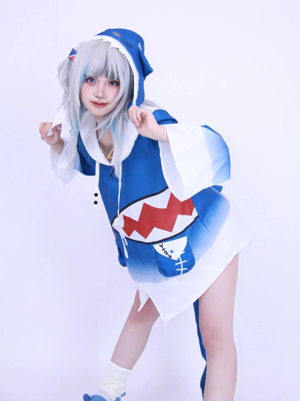 Cosplay Gura Gura hóa thân thần tượng ảo