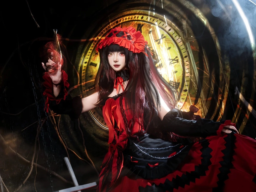 Ảnh Kurumi cosplay với súng đồng hồ