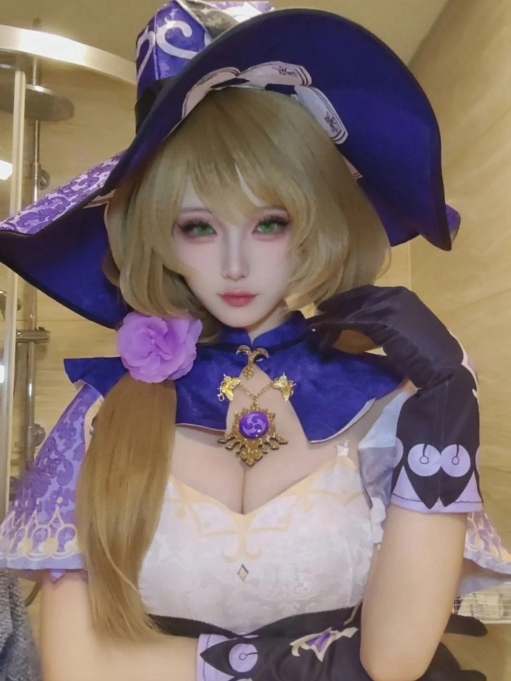Lisa cosplay Genshin Impact dễ thương