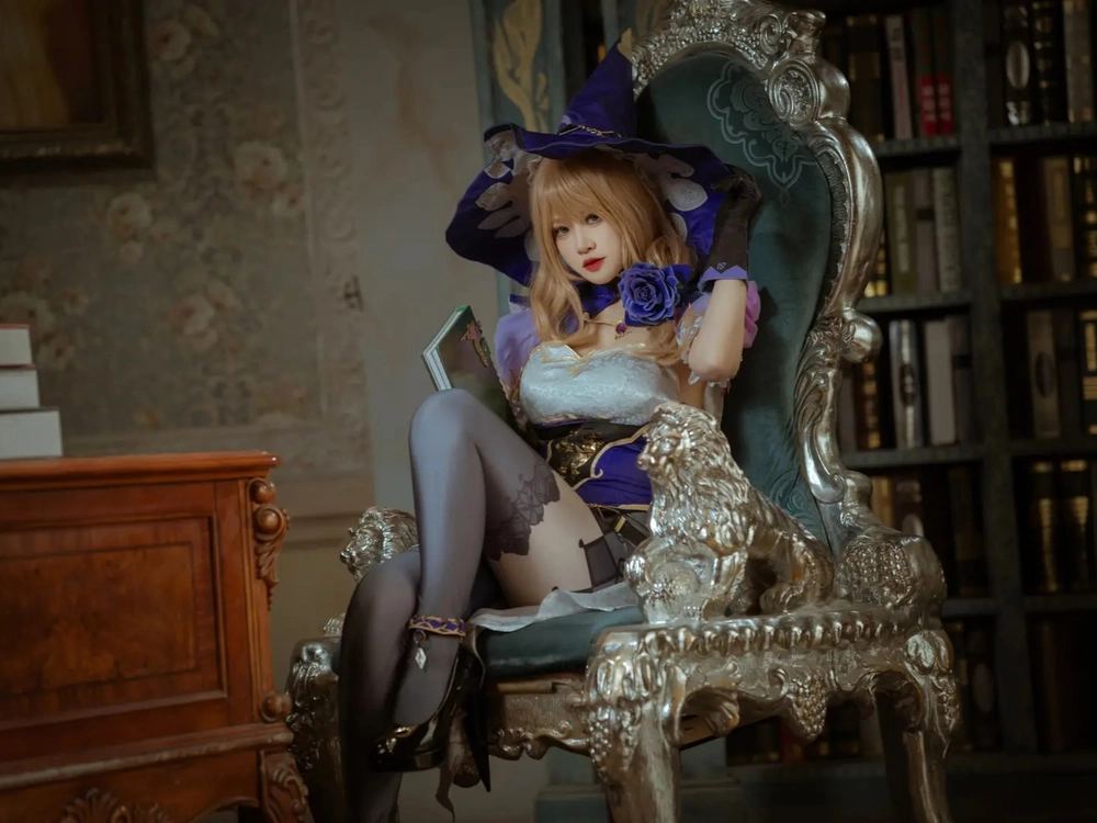 Lisa cosplay Genshin Impact cực đẹp