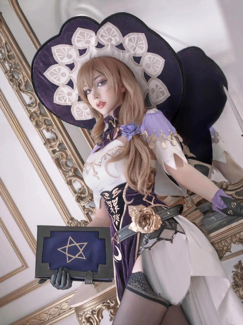 ảnh Lisa cosplay Genshin Impact hot trend