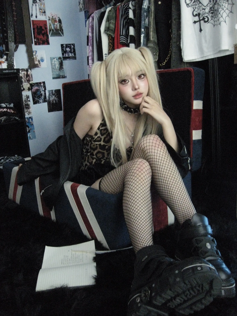 ảnh cosplay misa phong cách tối giản