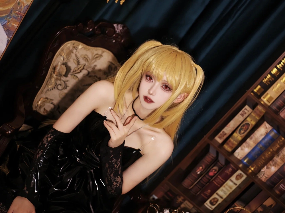 hình ảnh misa cosplay váy đen cá tính
