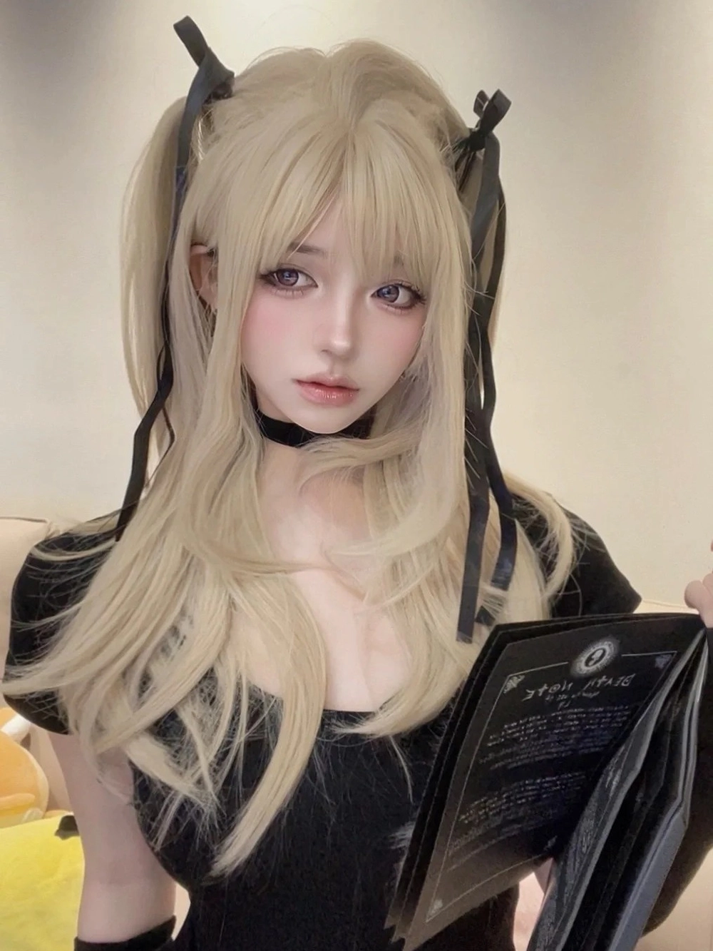 ảnh misa cosplay với phụ kiện