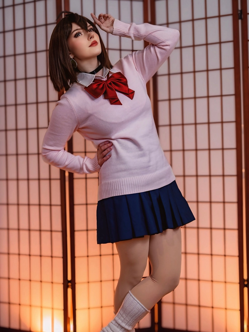 Ảnh cosplay Momo Ayase dáng đứng